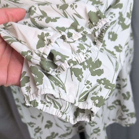 Chic Floral Blouse in Green and White - Picture 6 of 9